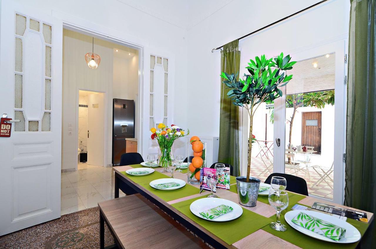 Neoclassical House With Unique Athenian Yard ภายนอก รูปภาพ