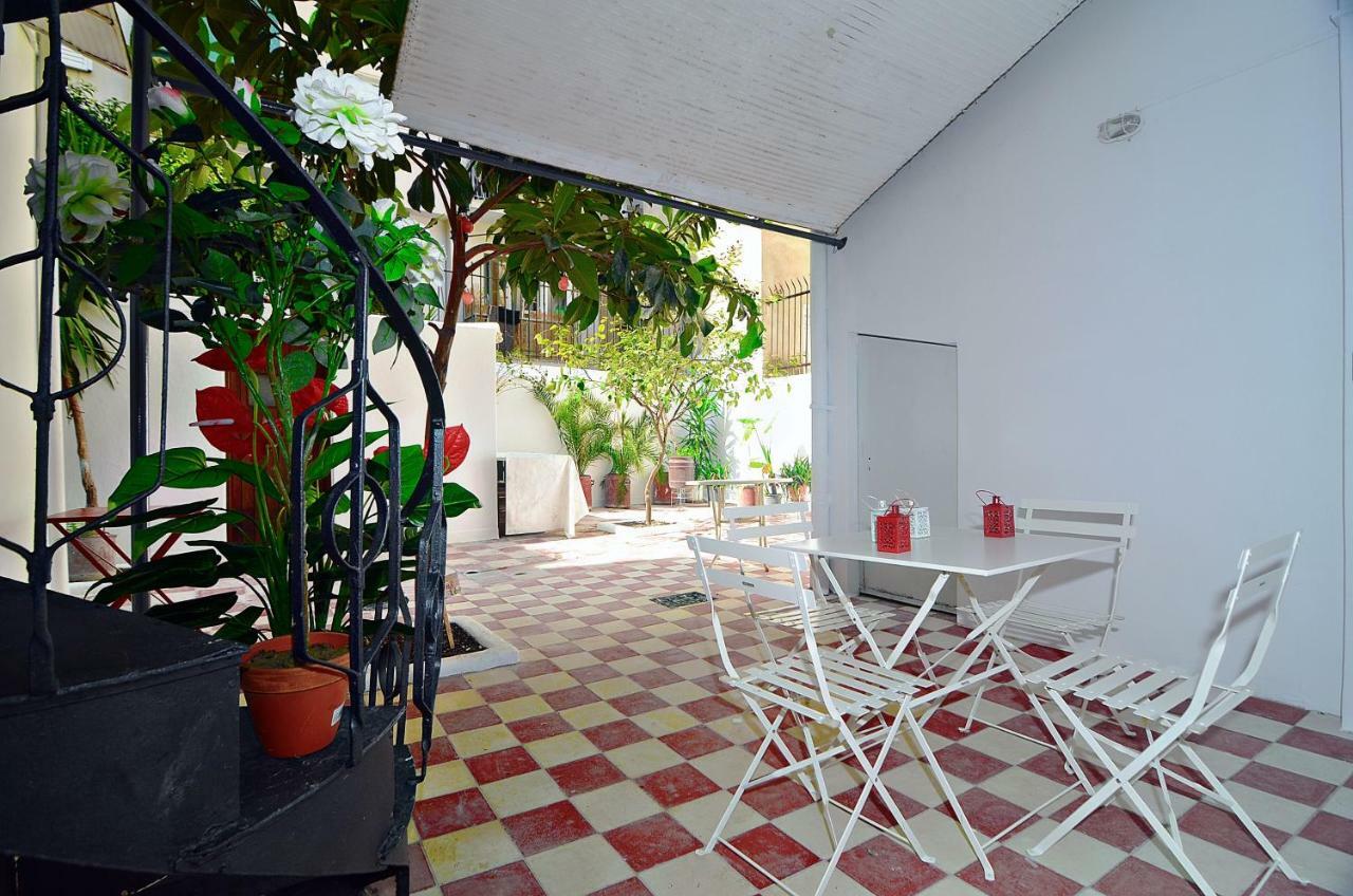 Neoclassical House With Unique Athenian Yard ภายนอก รูปภาพ