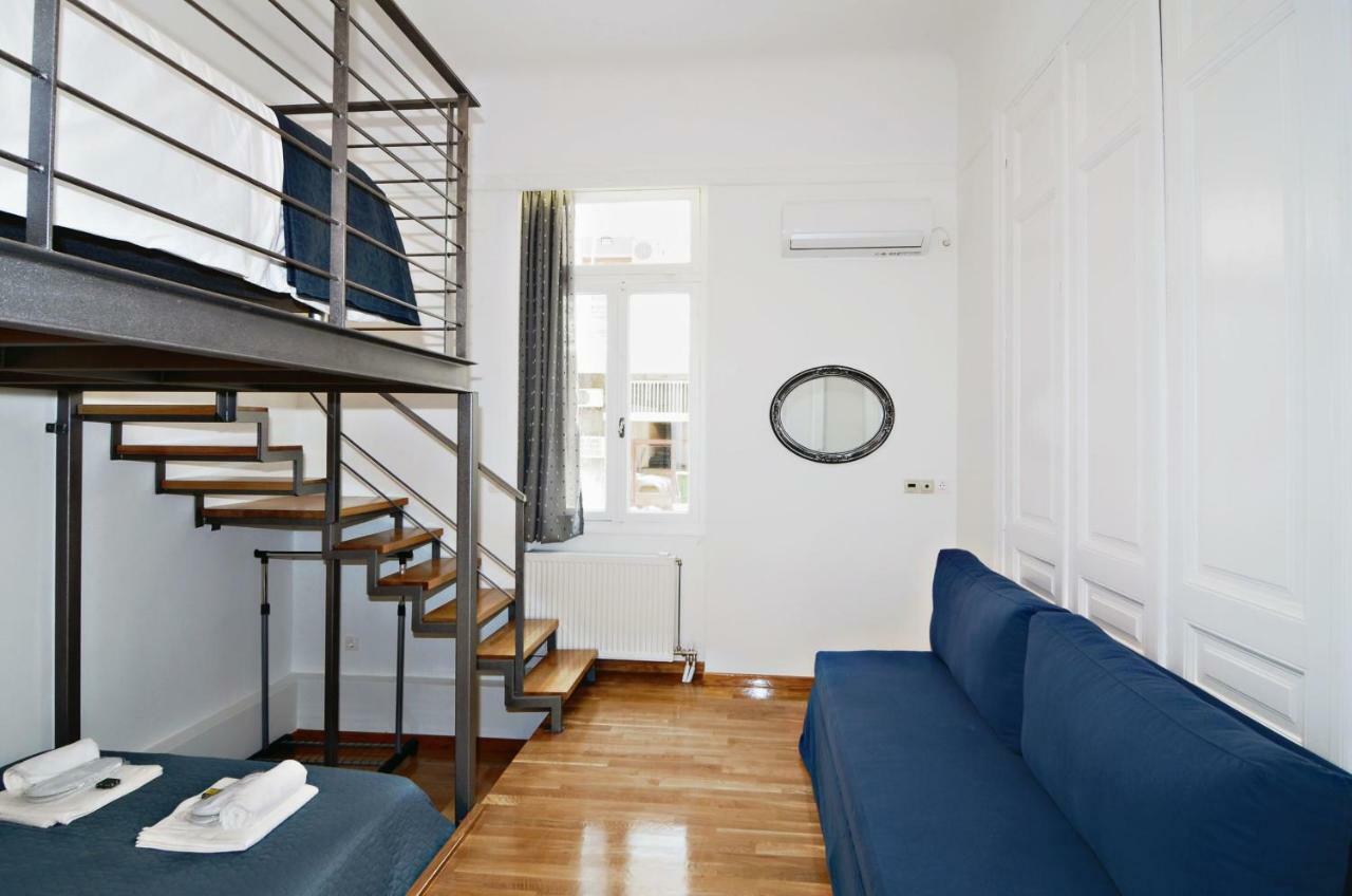 Neoclassical House With Unique Athenian Yard ภายนอก รูปภาพ