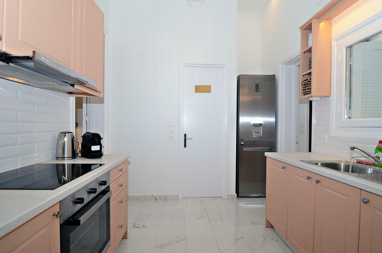 Neoclassical House With Unique Athenian Yard ภายนอก รูปภาพ