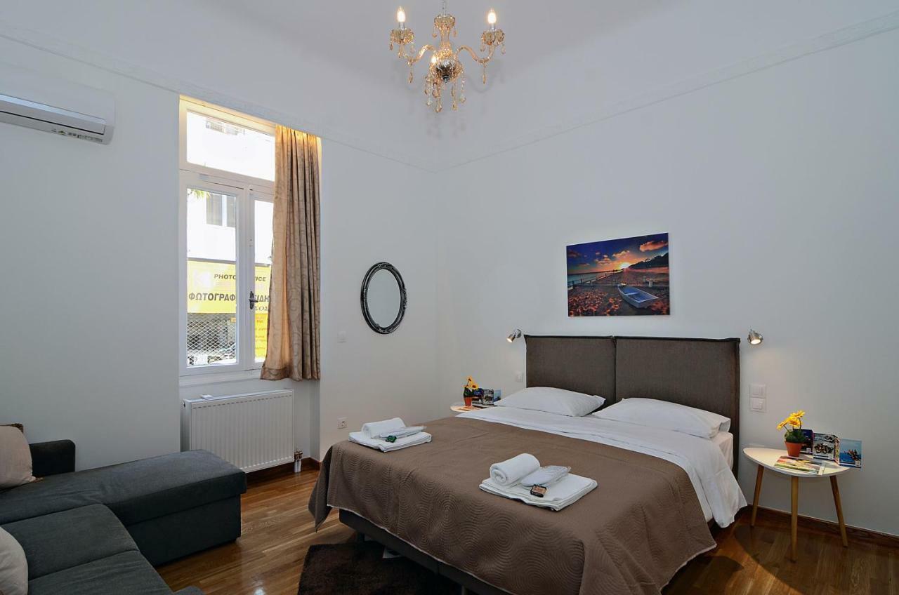 Neoclassical House With Unique Athenian Yard ภายนอก รูปภาพ
