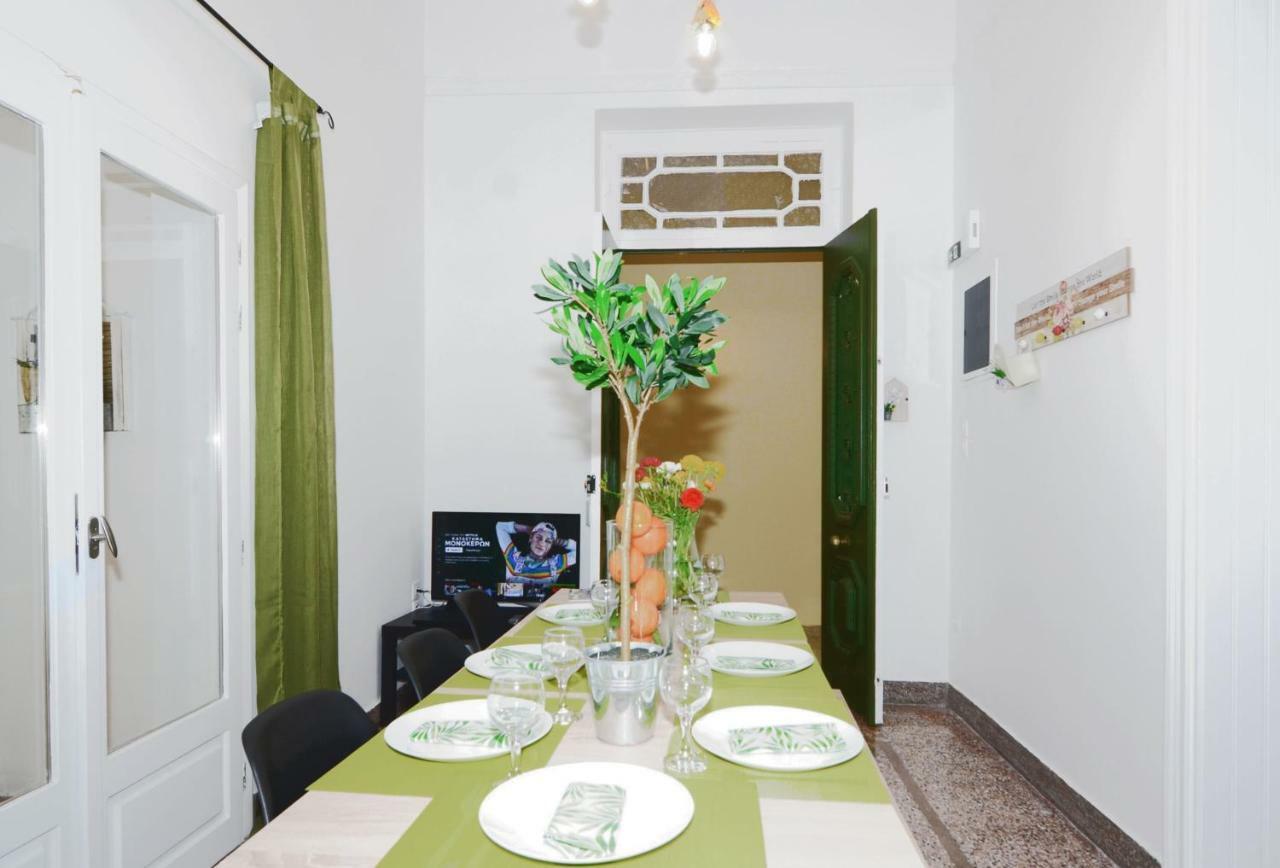 Neoclassical House With Unique Athenian Yard ภายนอก รูปภาพ