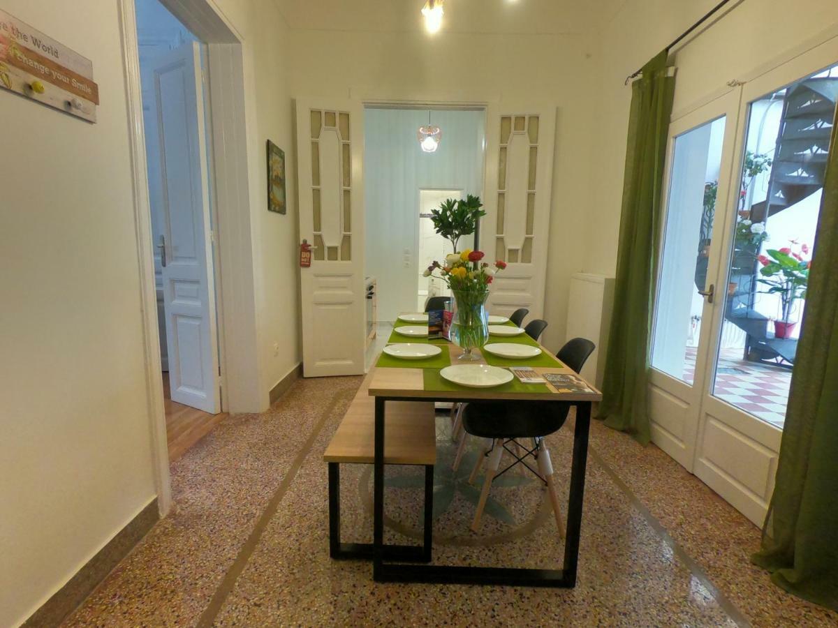 Neoclassical House With Unique Athenian Yard ภายนอก รูปภาพ