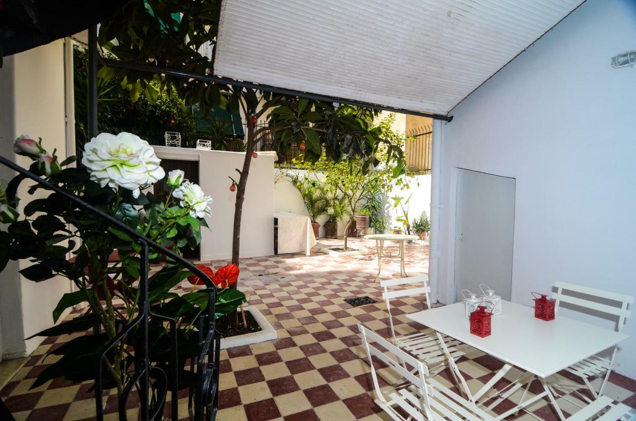 Neoclassical House With Unique Athenian Yard ภายนอก รูปภาพ
